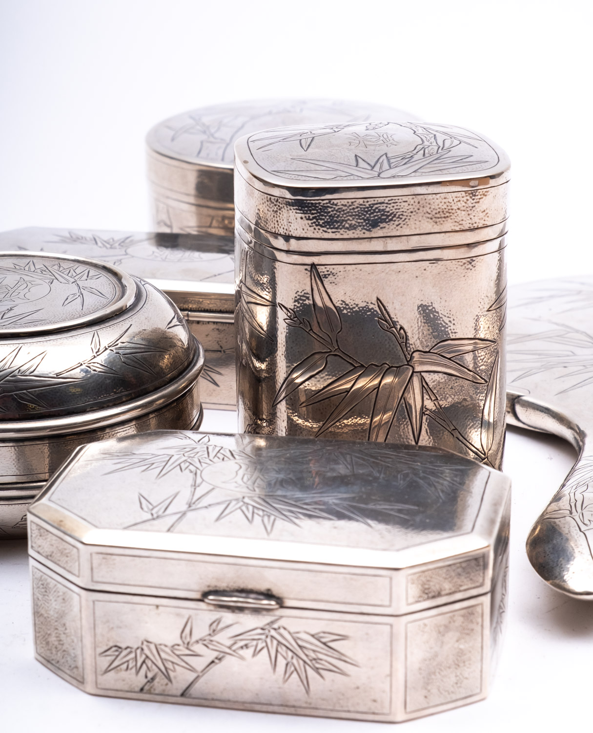 A Chinese Export silver matched dressing table set comprising: a circular box with pull off cover-9. - Image 2 of 5