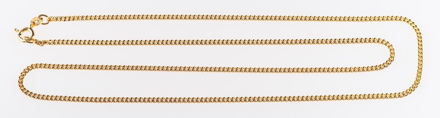 A 9ct yellow gold chain, of curb links, UK import mark, length approx. 55.0cm, 7.5grams.