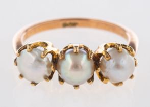 A pearl ring, claw set with three cultured pearls, pearls approx. 5.5mm to 5.