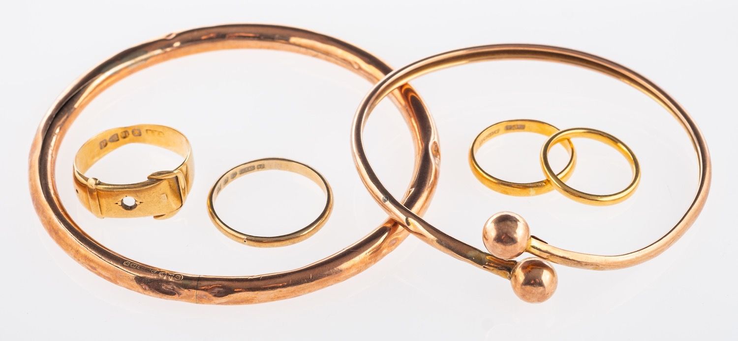 A group of jewellery, to include a torque bangle, marked 9c, inner diameter approx. 5.8cm, 5.