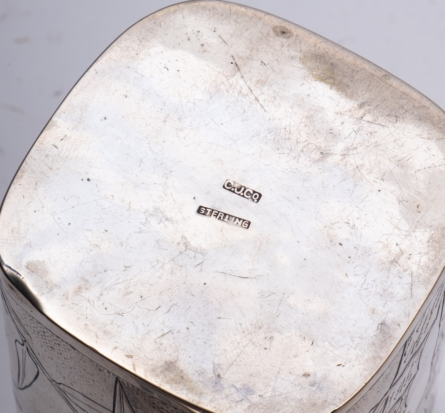 A Chinese Export silver matched dressing table set comprising: a circular box with pull off cover-9. - Image 4 of 5