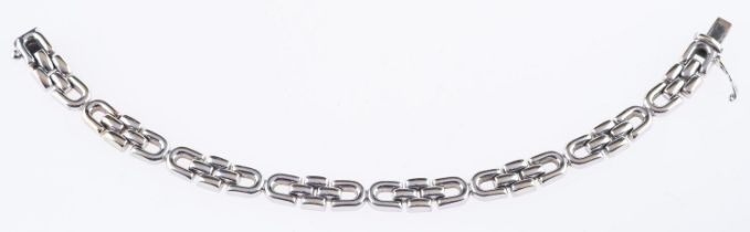 An 18ct white gold fancy link bracelet, push in clasp & figure of eight safety clasp, length 16.