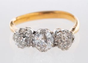 A three stone ring, claw set with old brilliant-cut diamonds, diamonds approx. 1.