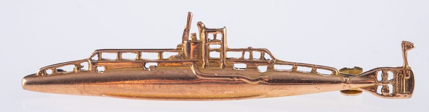 A submarine designed brooch, with pin & catch fitting, marked 9ct, length approx. 4.6cm, 2.7grams.