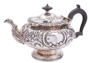 An Edward VII silver teapot by Pairpoint Brothers (John & Frank Pairpoint),