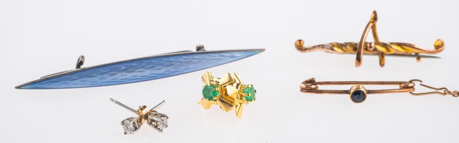 A mixed group of jewellery, including a pair of stud earrings each set with a circular-cut emerald,