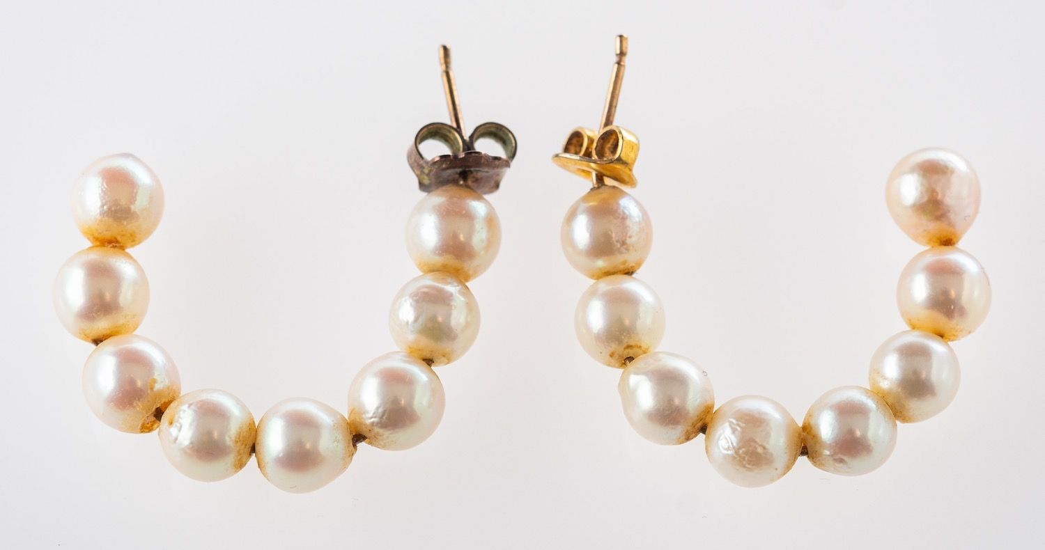 Two pairs of pearl earrings, - Image 2 of 2