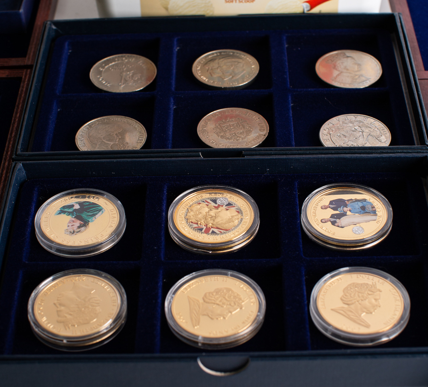 A collection of coins, commemorative set - Image 2 of 2