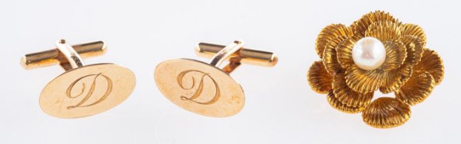 A pair of cufflinks and a brooch, a pair