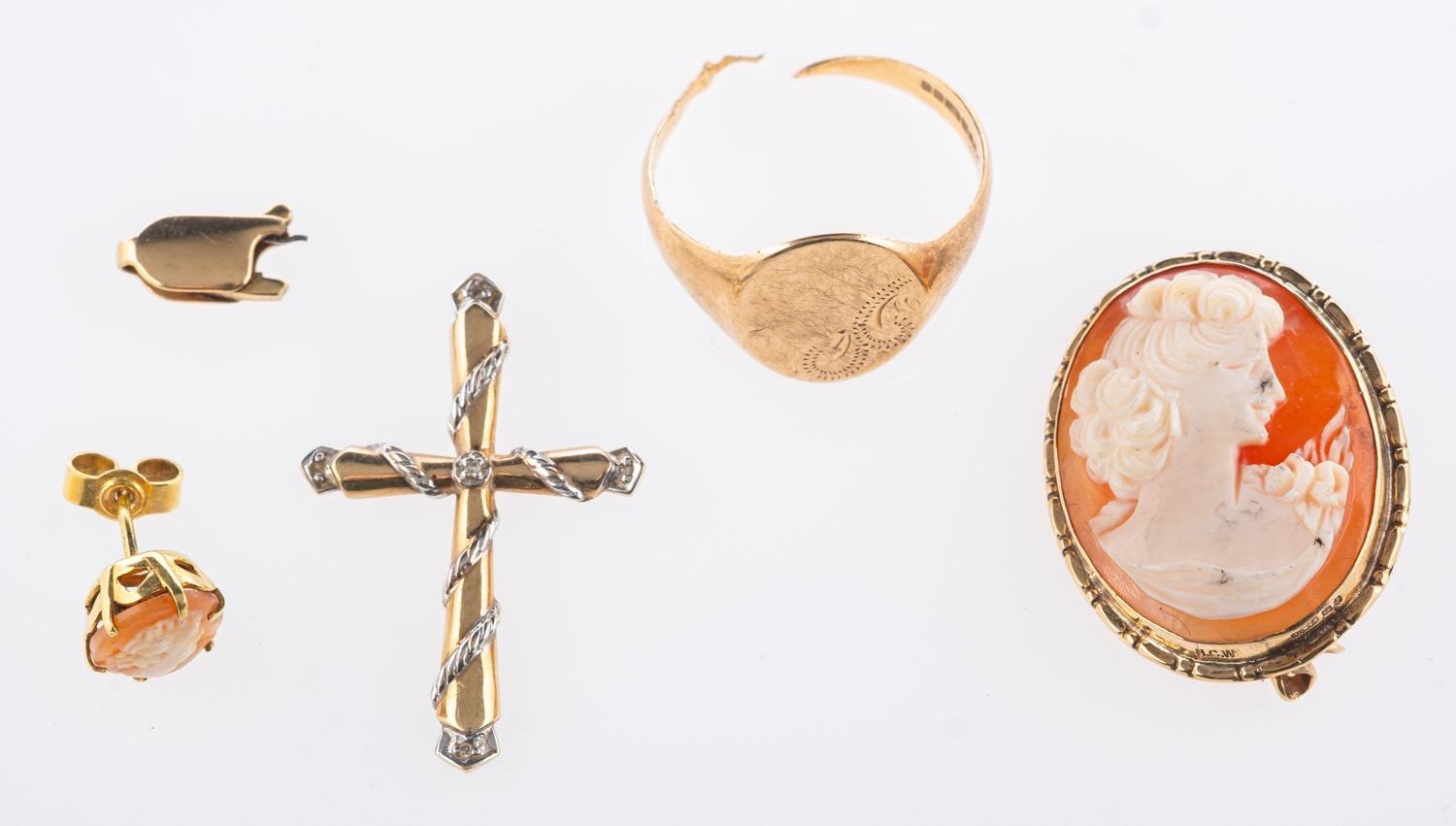 Five 9ct gold items of jewellery, including a cross pendant, broken signet ring, cameo brooch,