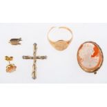 Five 9ct gold items of jewellery, including a cross pendant, broken signet ring, cameo brooch,