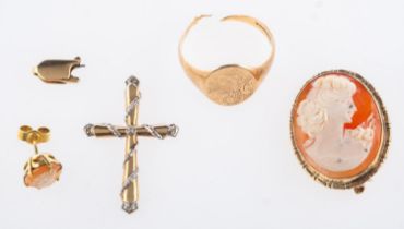 Five 9ct gold items of jewellery, including a cross pendant, broken signet ring, cameo brooch,