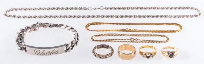 A mixed group of jewellery, to include an 18ct yellow gold three stone ring, (centre stone missing),