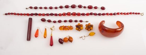 A mixed group of costume jewellery, to i