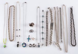 A quantity of assorted silver jewellery,