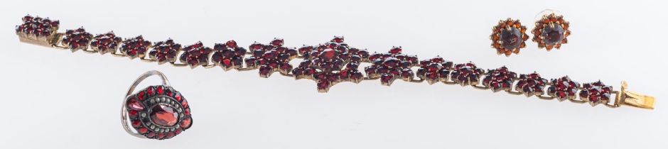 A group of jewellery, to include a pair