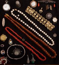 A mixed group of jewellery, including a