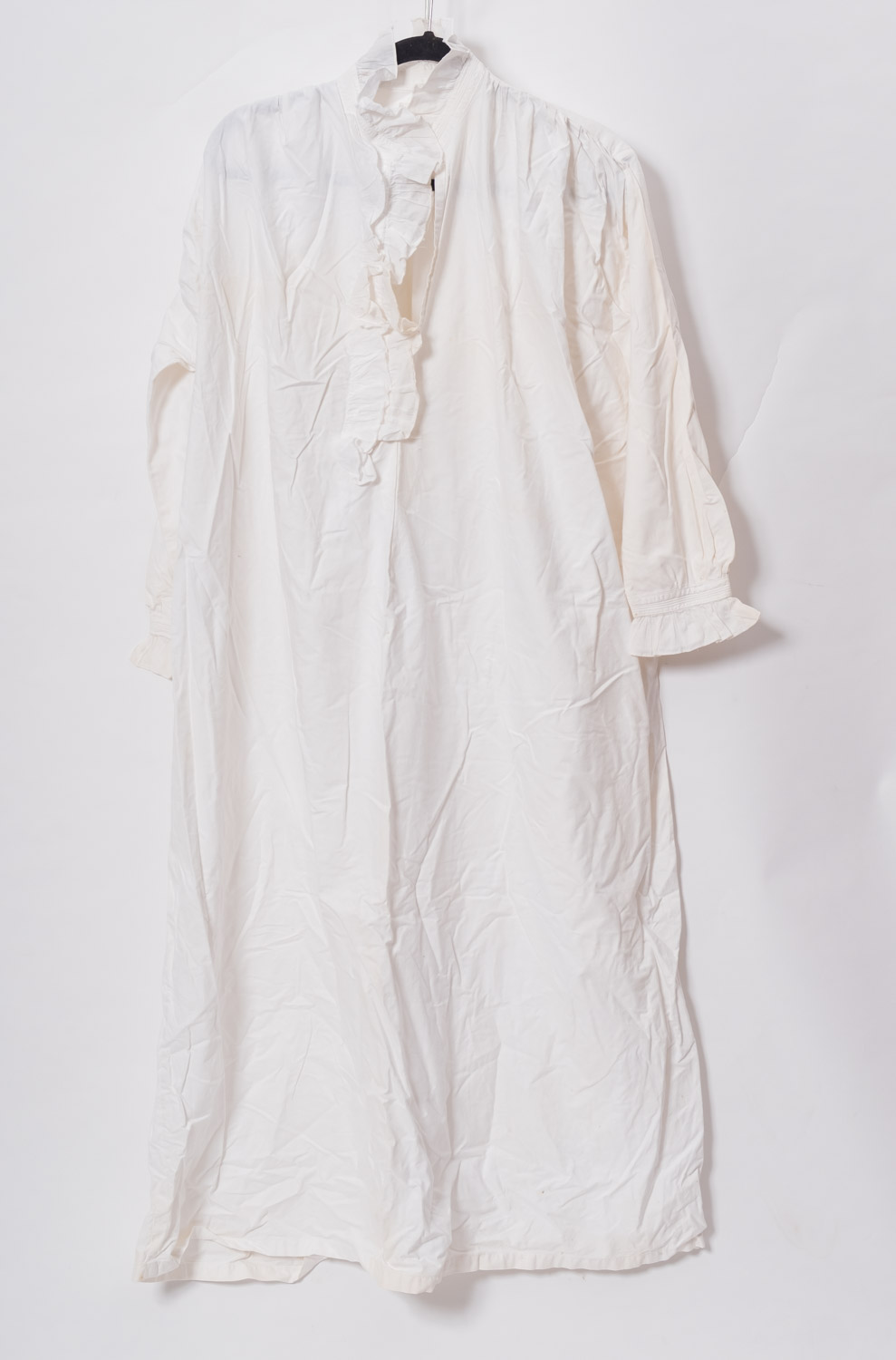 A collection of various textiles, including white ware silk shawl, two silk dressing gowns etc. - Image 4 of 8
