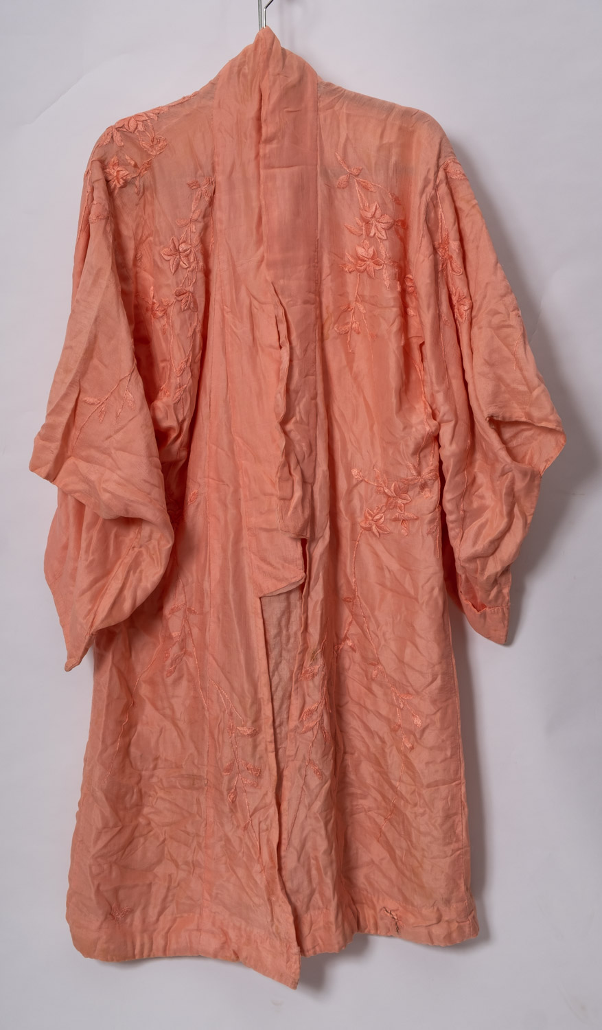 A collection of various textiles, including white ware silk shawl, two silk dressing gowns etc. - Image 2 of 8