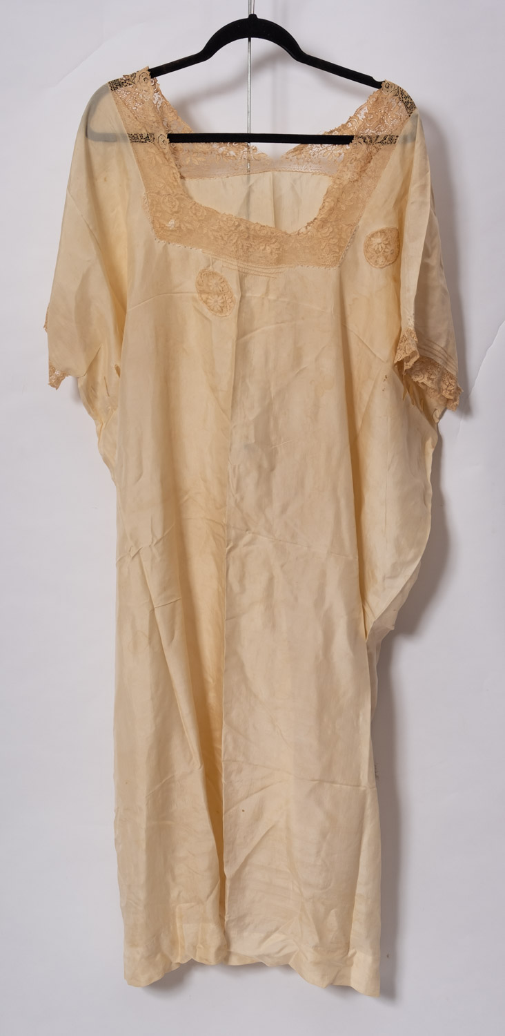 A collection of various textiles, including white ware silk shawl, two silk dressing gowns etc. - Image 3 of 8