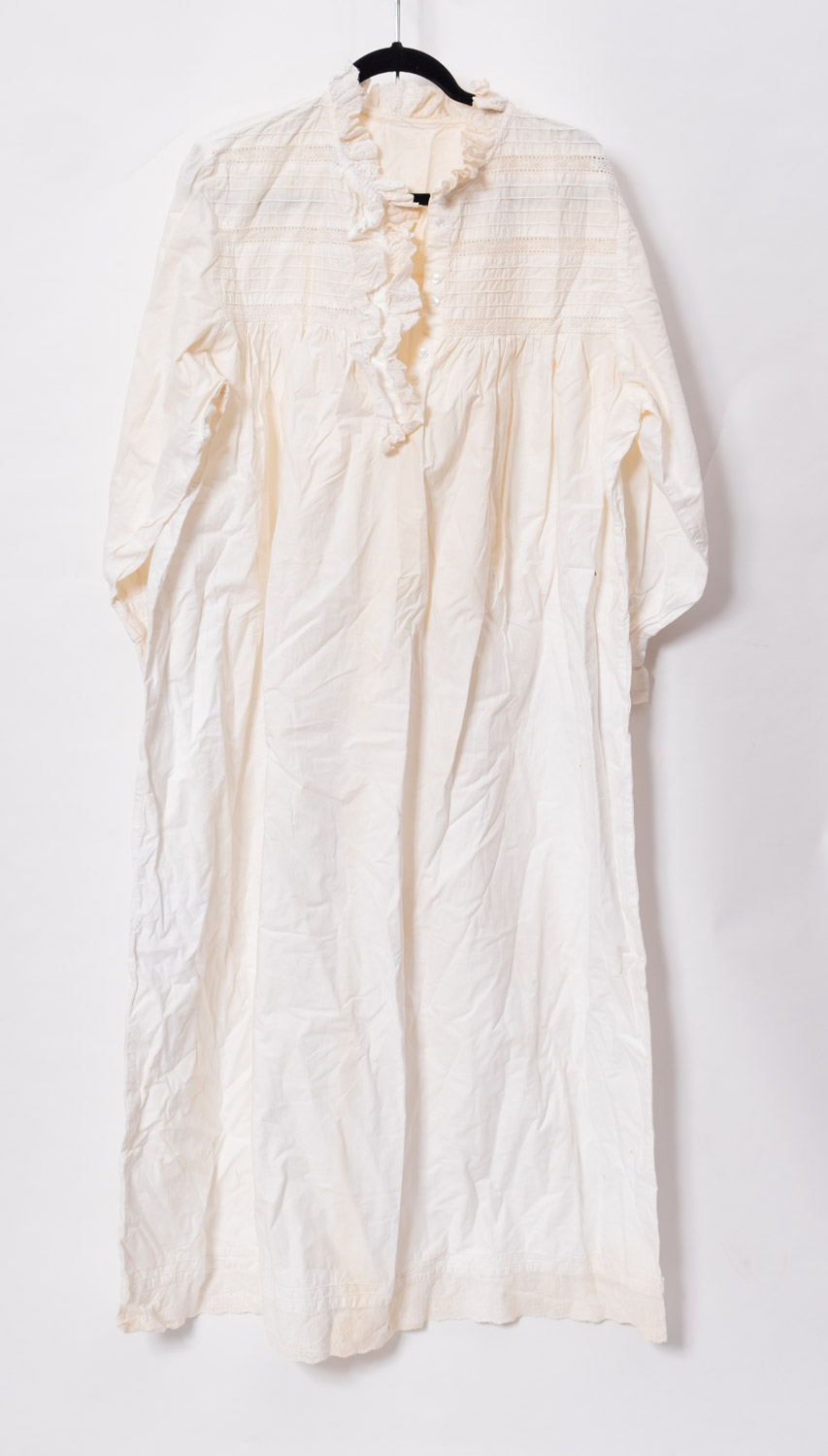 A collection of various textiles, including white ware silk shawl, two silk dressing gowns etc. - Image 7 of 8