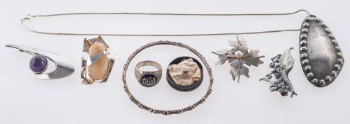 A mixed group of silver jewellery,