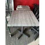 (18) Tables de patio 24 x 23 " dessus gris a/ bases metal