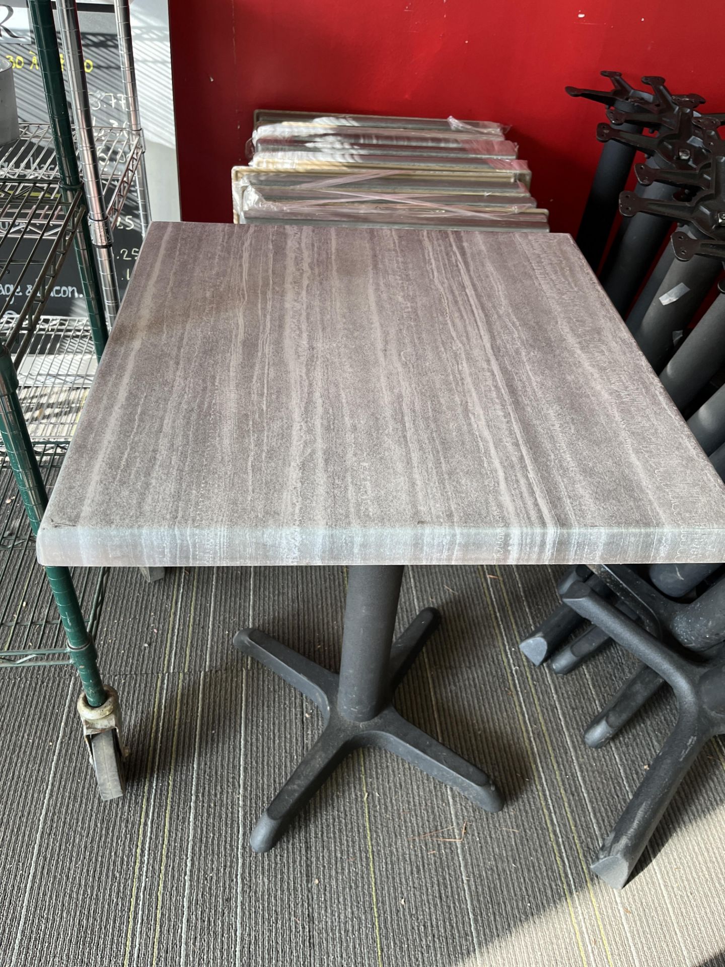 (18) Tables de patio 24 x 23 " dessus gris a/ bases metal