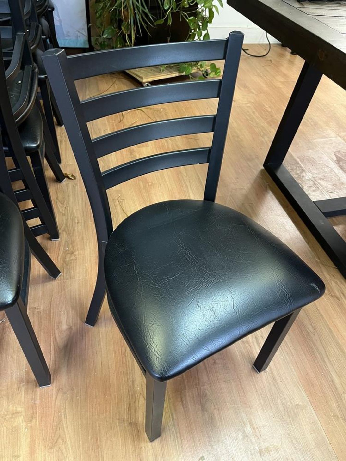 (18) Chaises bistro cuir / métal - Comme neuves QUANtITÉ X PRIX MISÉ