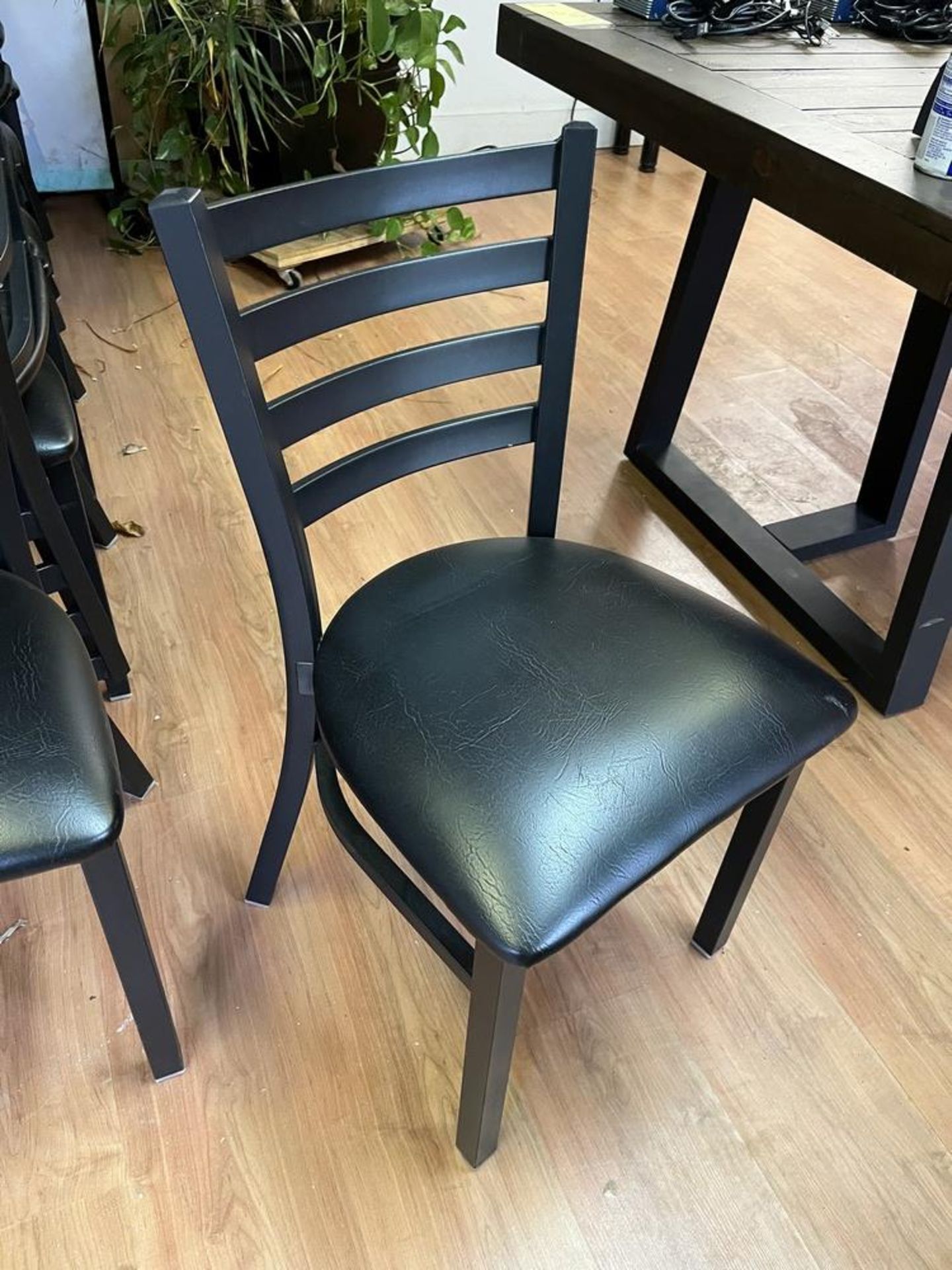 (20) Chaises bistro cuir / métal - Comme neuves QUANtITÉ X PRIX MISÉ