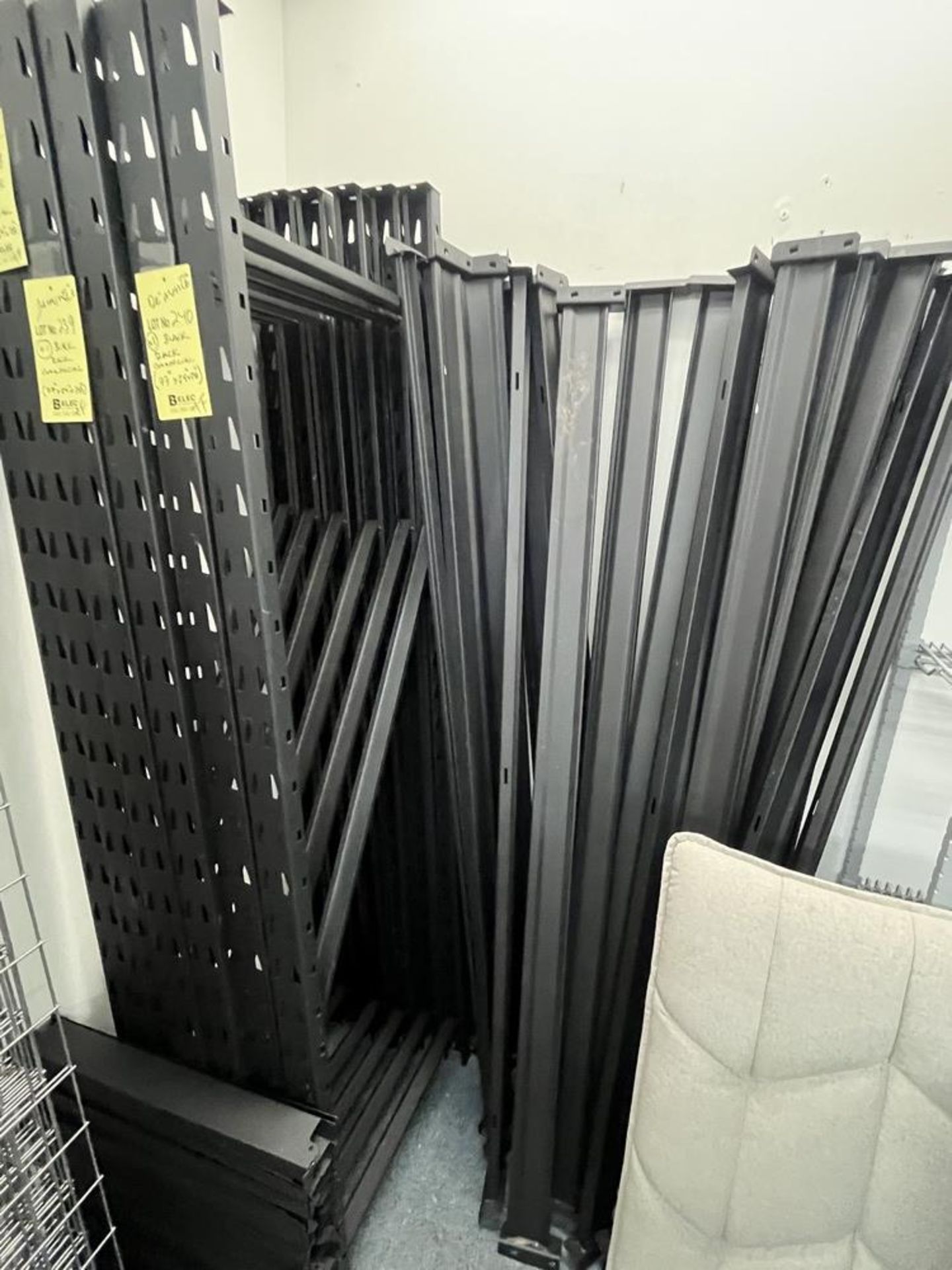 Rack commerciale, noir, métal matte - COMME NEUF 77 " x 24 x 78" - Déjà DÉMONTÉE - Image 2 of 2