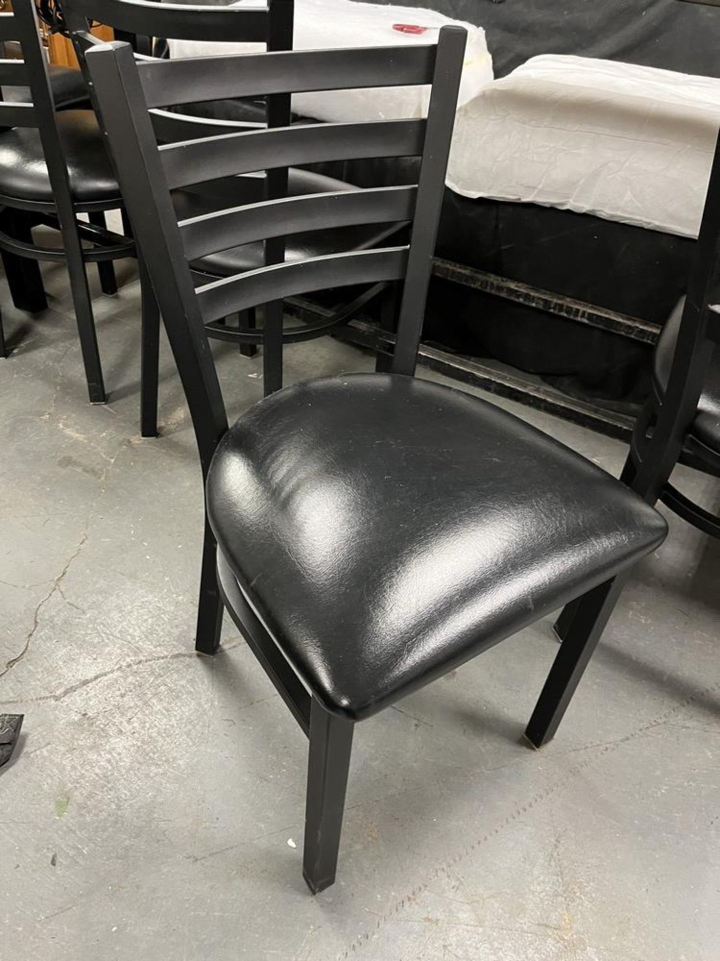 (5) Chaises Bistro noires, cuir / métal - QUANTITÉ X PRIX MISÉ