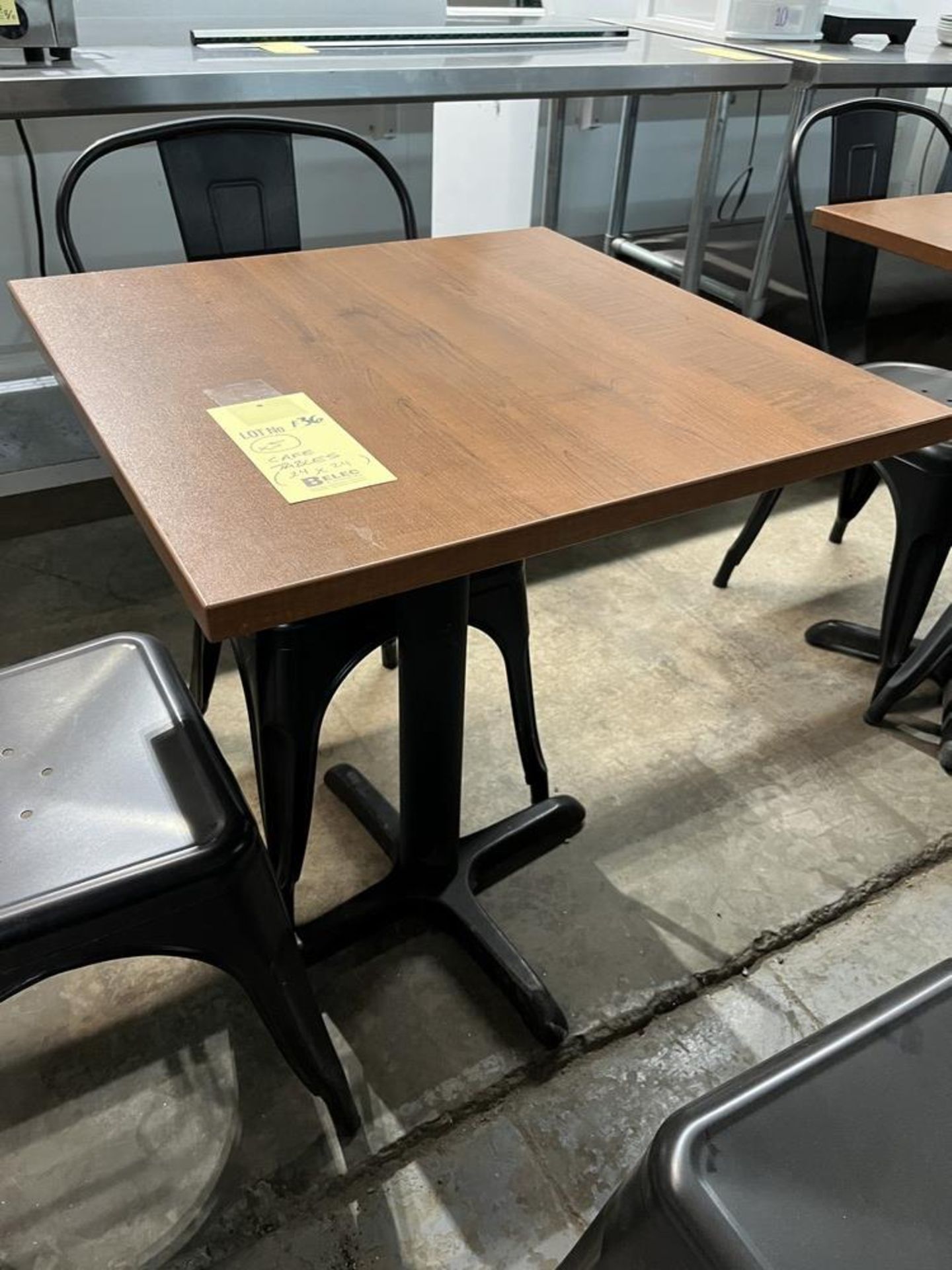 (5) Tables Bistro 24 x 24 " base métal QUANTITÉ X PRIX MISÉ