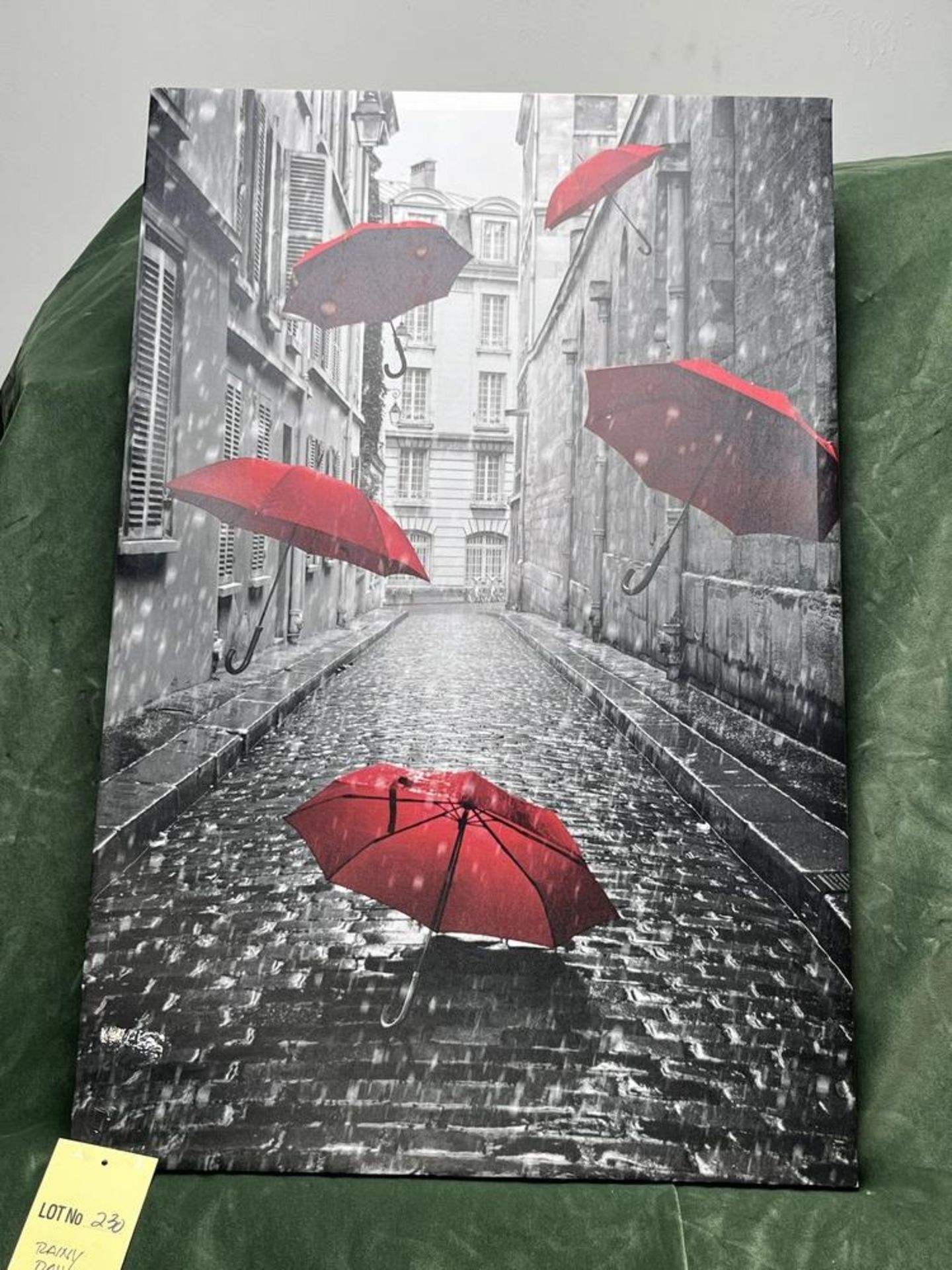 Toile - Journée Pluvieuse - parapluies rouges 23 x 35 "