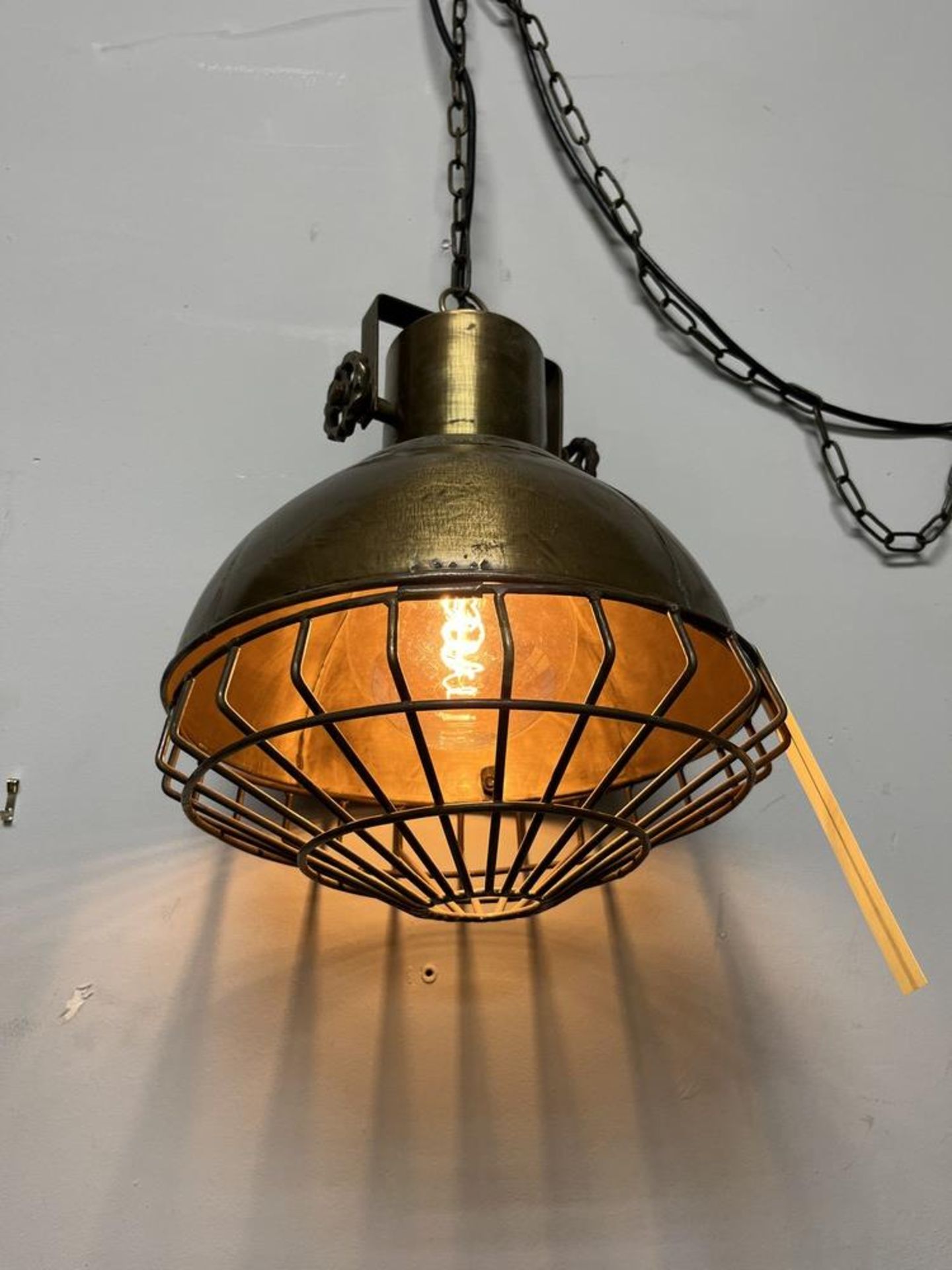Belle lampe style entrepot métal / laiton - Image 2 of 2