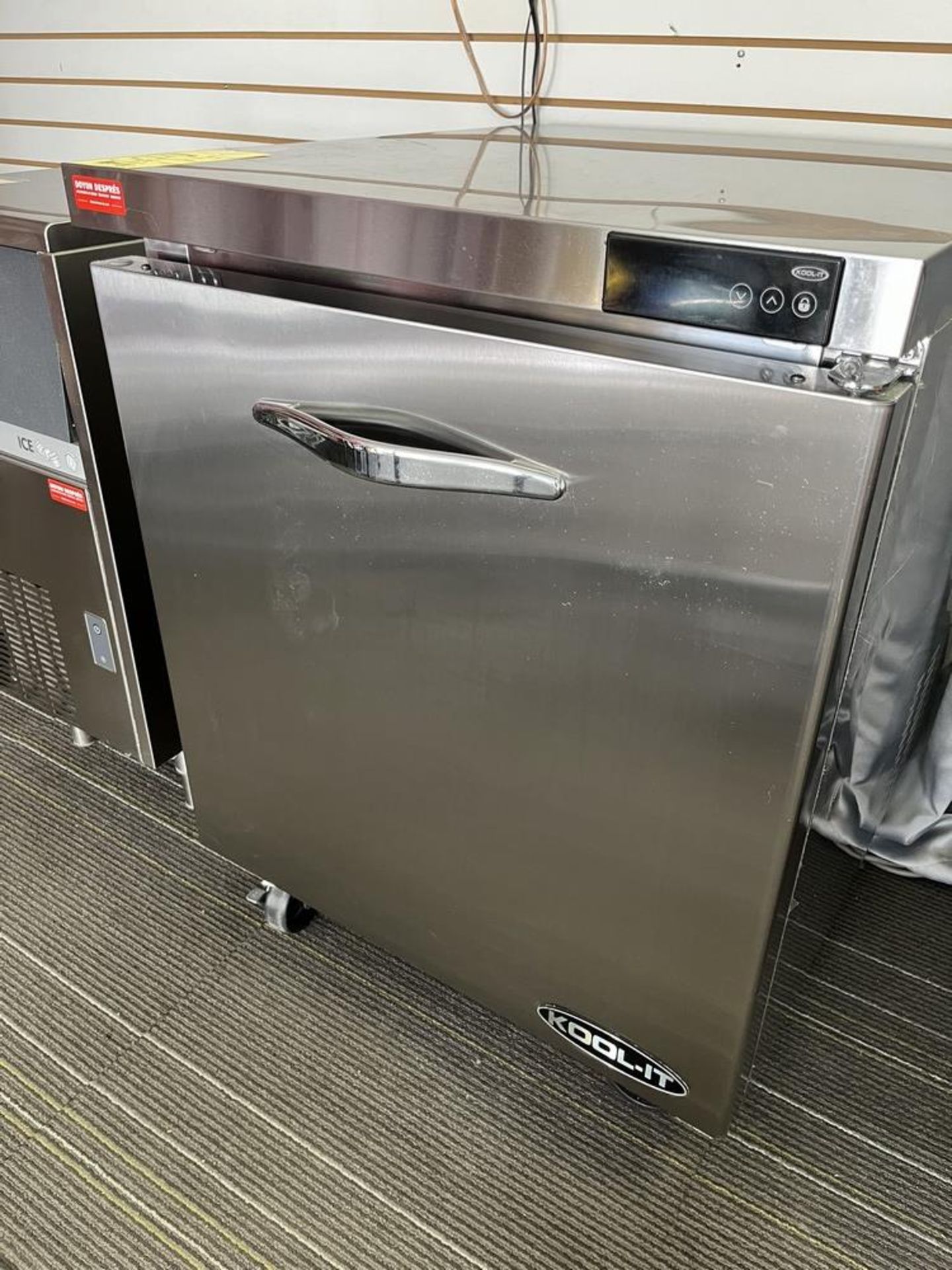 Réfrigérateur KOOL IT 1 porte, sous comptoir # KUC 27 - 1-MV sur roues - Image 2 of 4