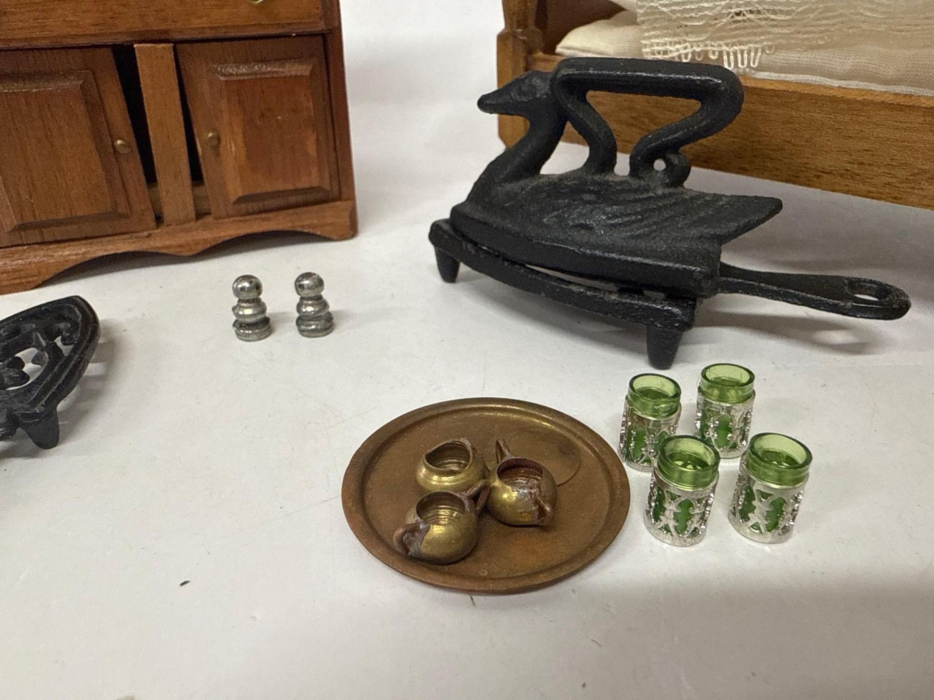 Lot of Vintage Doll House Furniture & Accessories - Image 5 of 10