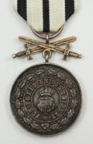 Hohenzollern: Fürstlich Hohenzollernscher Hausorden, Silberne Ehrenmedaille mit Schwertern.