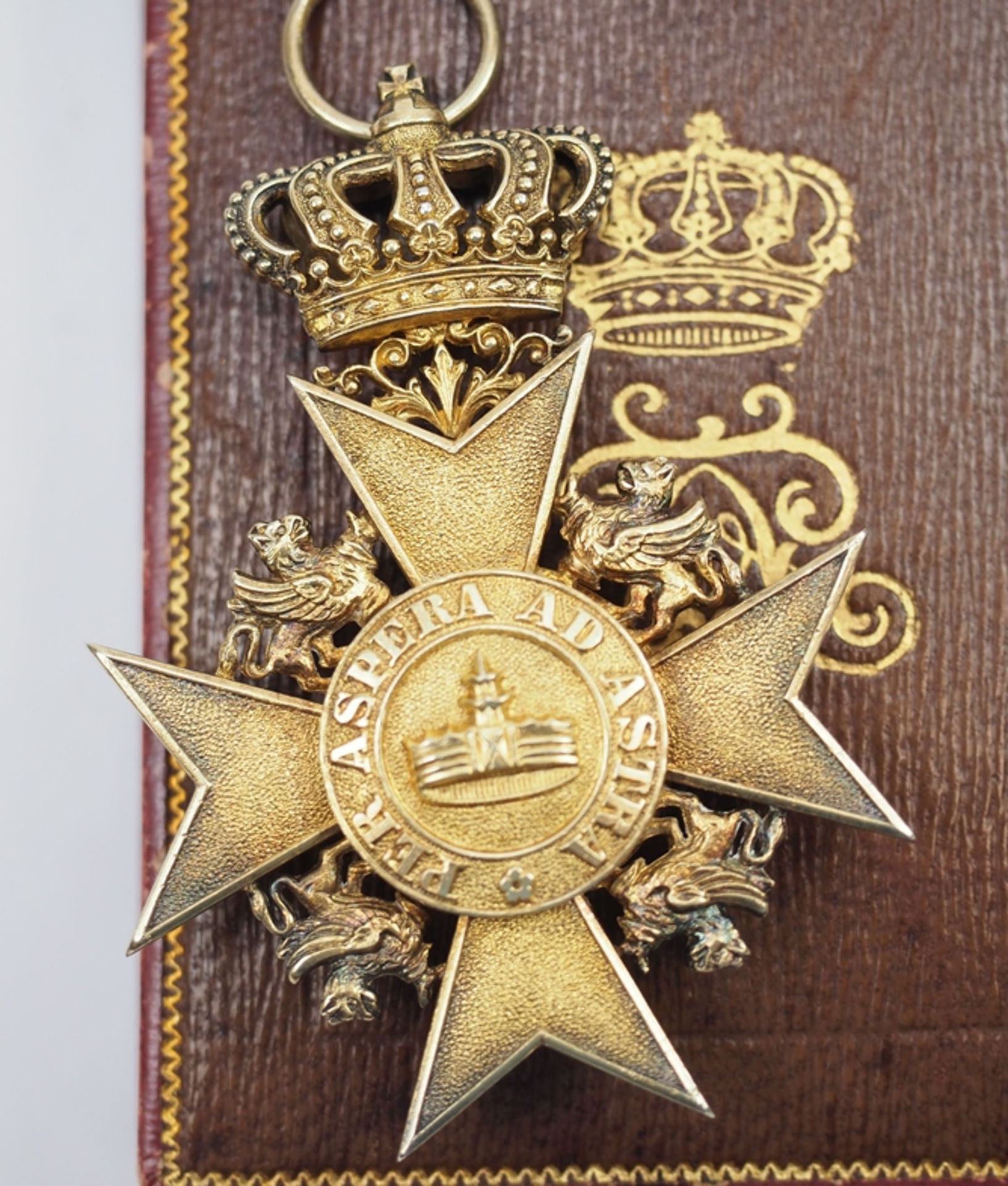 Mecklenburg-Schwerin: Hausorden der Wendischen Krone, Goldenes Verdienstkreuz, im Etui. - Image 2 of 5