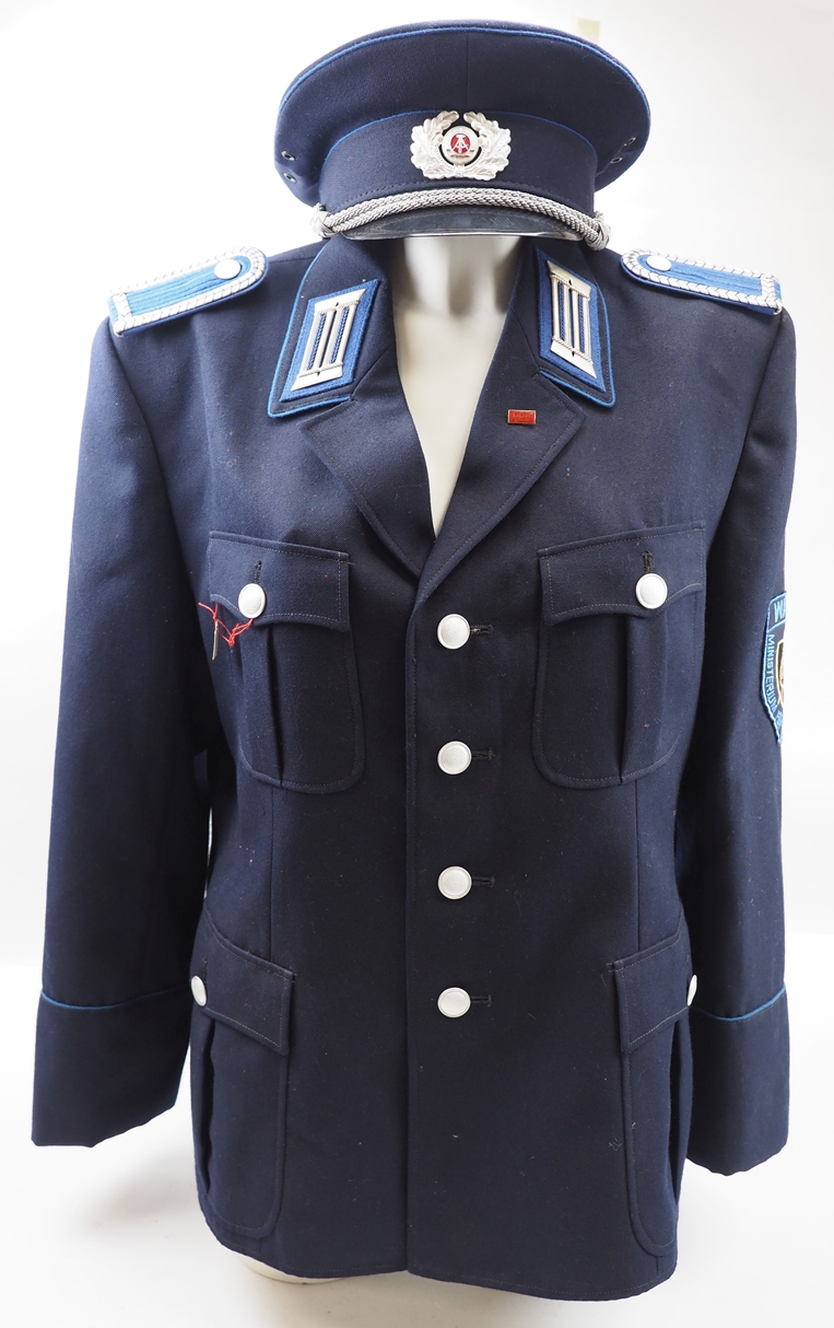 DDR: Uniformjacke und Mütze eines Oberwachtmeister der Wache des Ministerium für Staatssicherheit. - Image 3 of 4