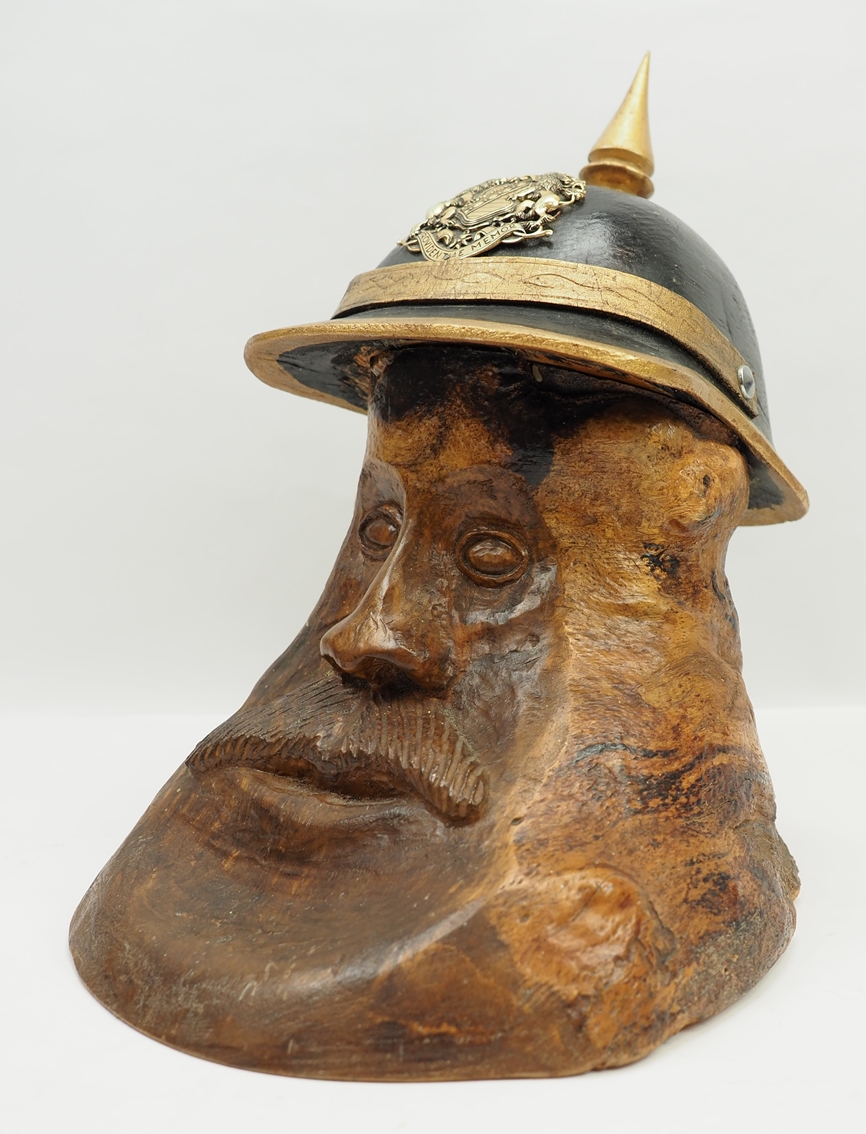 Sachsen: Holzfigur mit Pickelhaube.