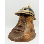 Sachsen: Holzfigur mit Pickelhaube.