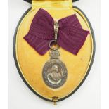 Hannover: Silberne Medaille auf den 81. Geburtstag der Königin Marie von Hannover 1898, für Damen,