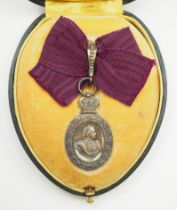 Hannover: Silberne Medaille auf den 81. Geburtstag der Königin Marie von Hannover 1898, für Damen,