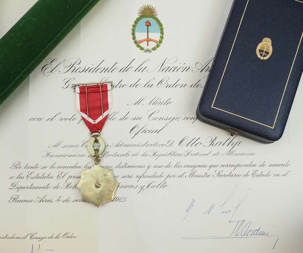 Argentinien: Mai-Orden für Verdienste, 2. Modell (1957-1973), Offizierskreuz, im Etui, mit Urkunde - Image 2 of 2