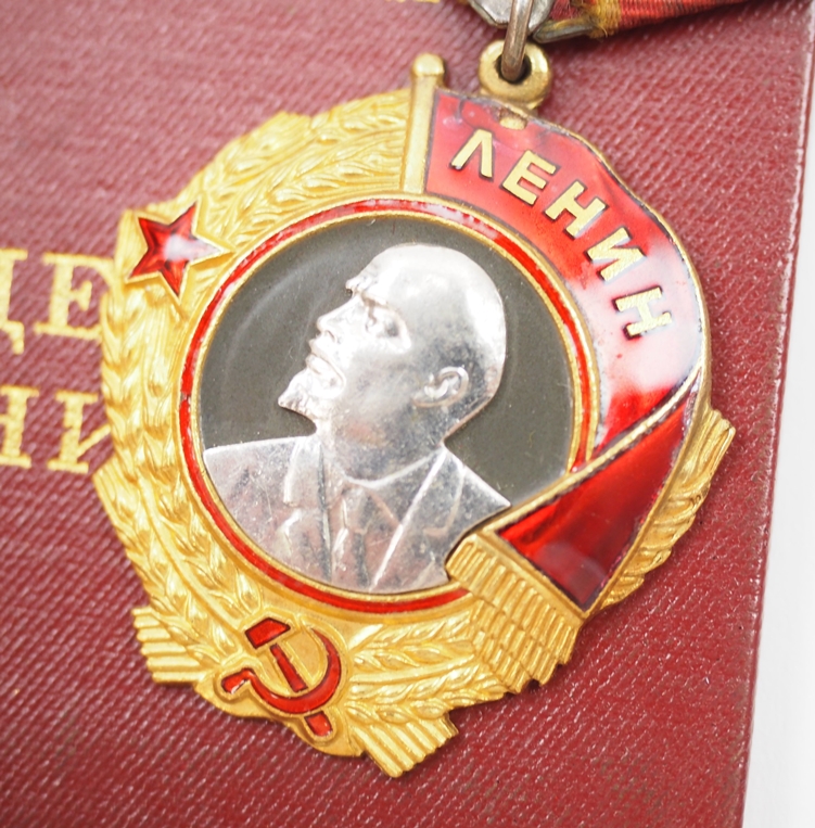 Sowjetunion: Lenin Orden, 5. Modell, 1. Typ, mit Verleihungsbuch. - Bild 2 aus 4