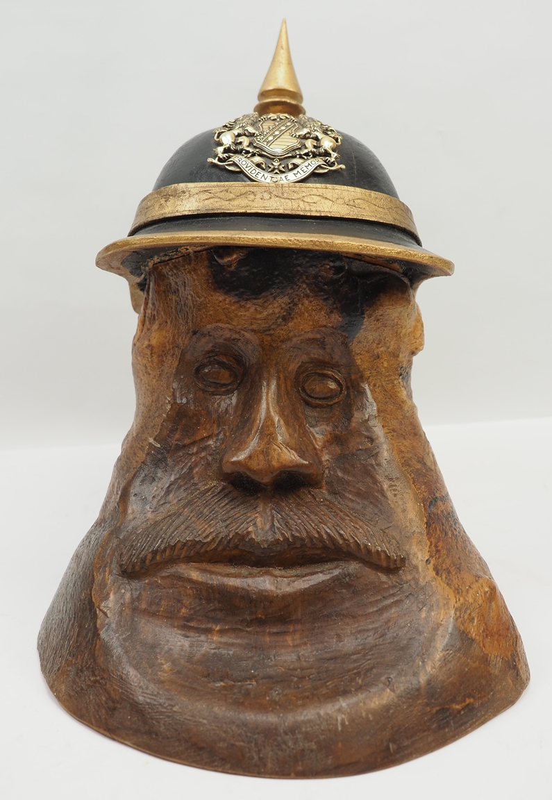 Sachsen: Holzfigur mit Pickelhaube. - Image 2 of 4