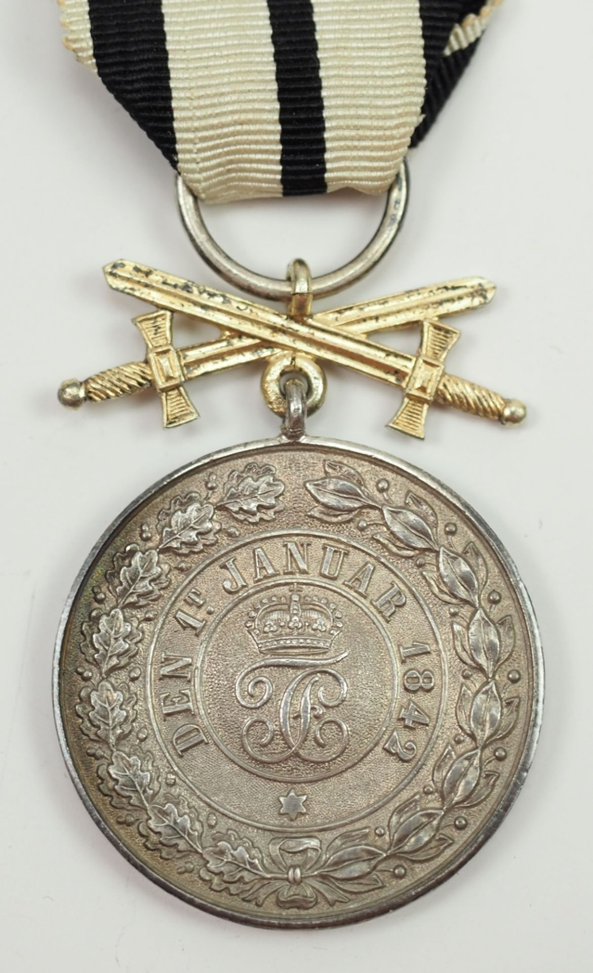 Hohenzollern: Fürstlich Hohenzollernscher Hausorden, Silberne Ehrenmedaille mit Schwertern.  - Bild 3 aus 3