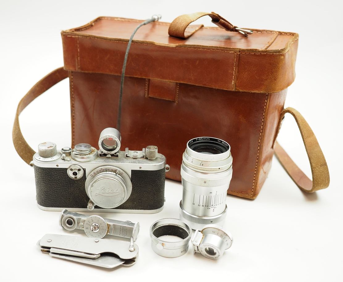 Leica Camera - mit Objektiv und Tasche.