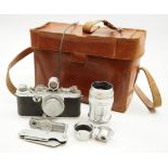 Leica Camera - mit Objektiv und Tasche.
